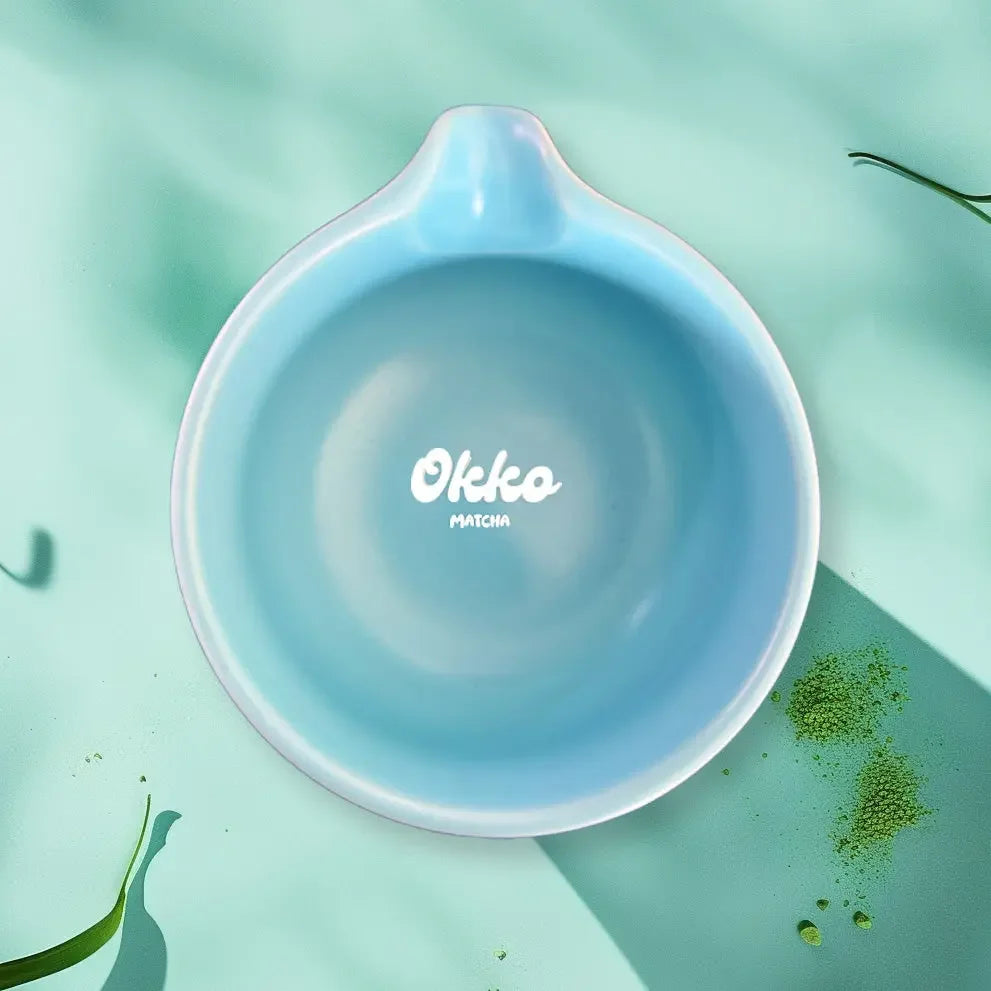 Bol en céramique bleu Okko Matcha avec bec verseur, idéal pour préparer et servir le thé matcha