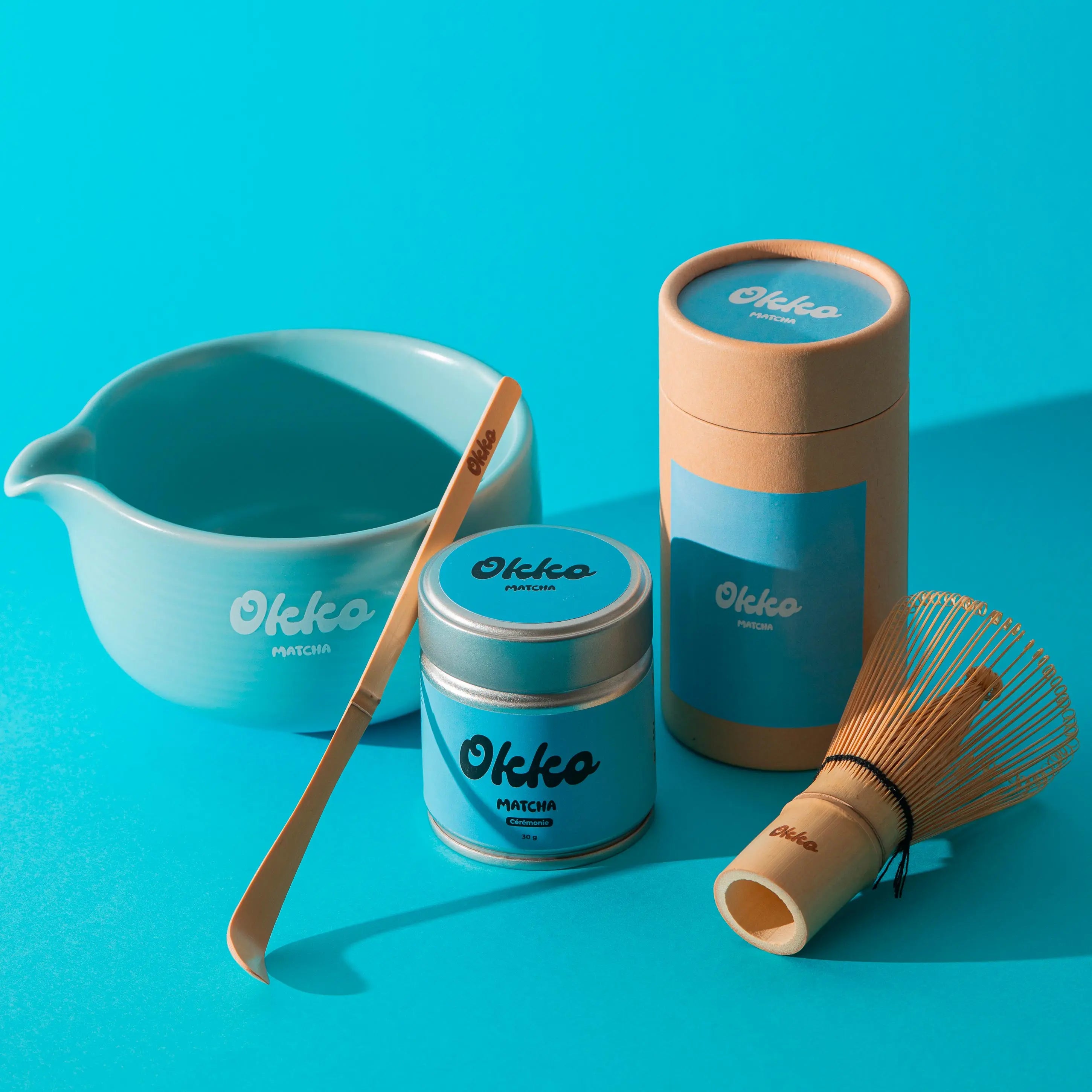 Pack découverte Okko Matcha avec bol en céramique bleu, chasen en bambou, chashaku et canette cérémonie de 30g
