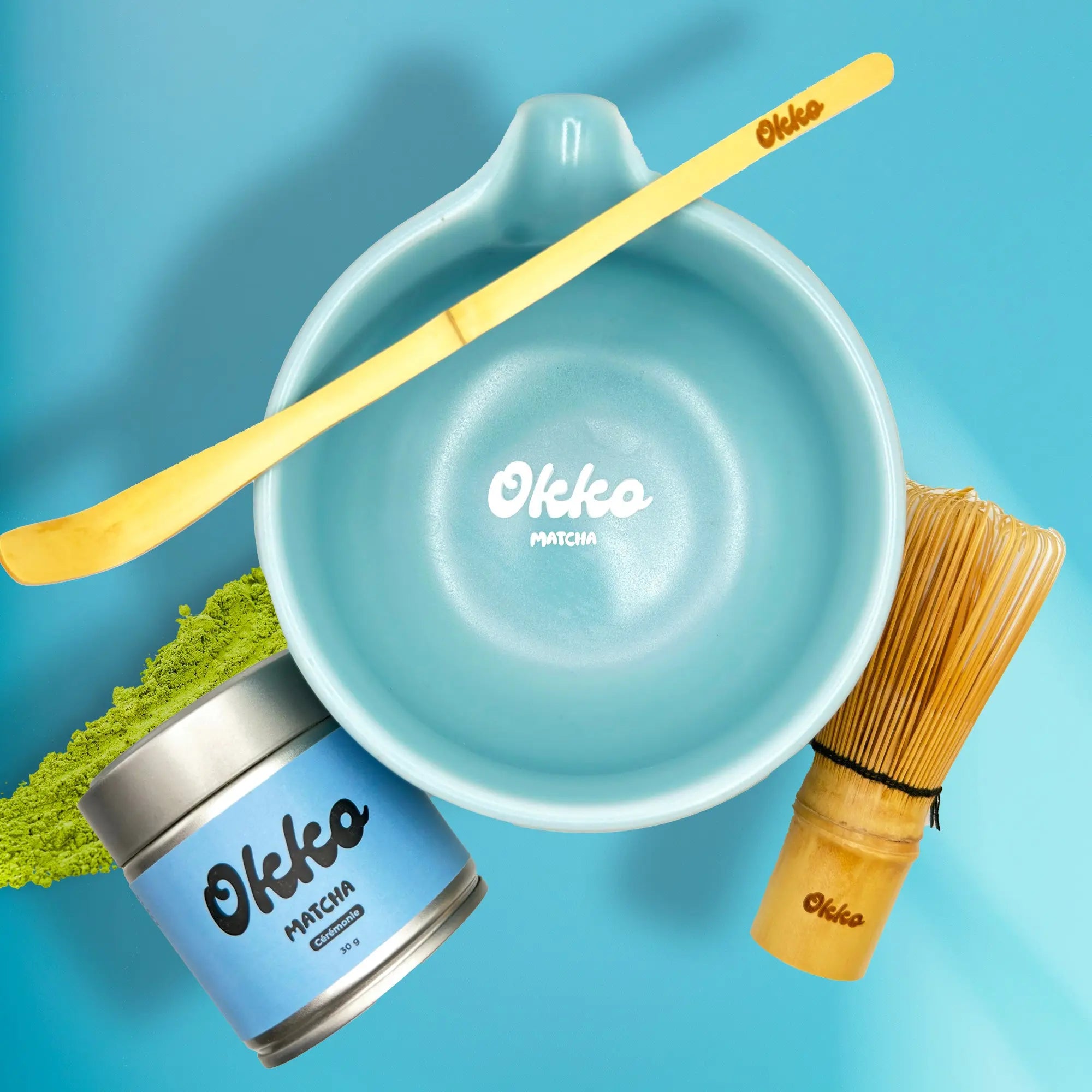 Pack découverte Okko Matcha avec bol en céramique bleu, chasen en bambou, chashaku et canette cérémonie de 30g